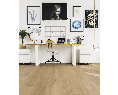 Heller Raum mit Holzboden, Schreibtisch und Bürostuhl