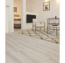 Heller Wohnraum mit Designervinylboden, Sessel und Teppich