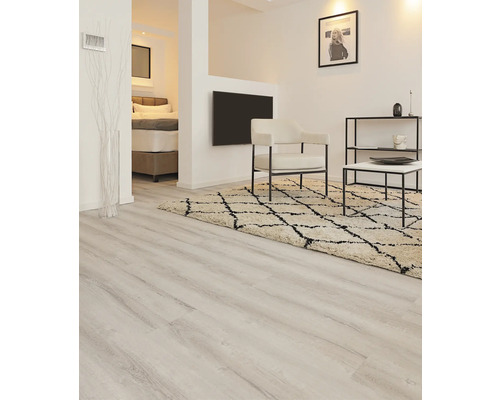 Heller Wohnraum mit Designervinylboden, Sessel und Teppich
