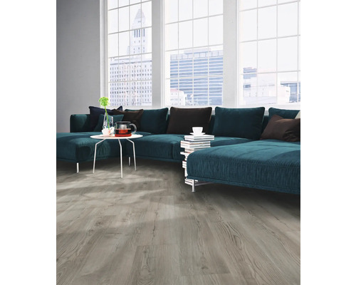 Heller Raum mit großem Sofa, Tisch und Holzboden