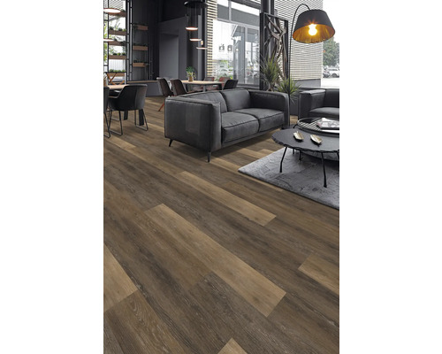 Holzboden in einem modern eingerichteten Wohnzimmer mit Sofa und Couchtisch.