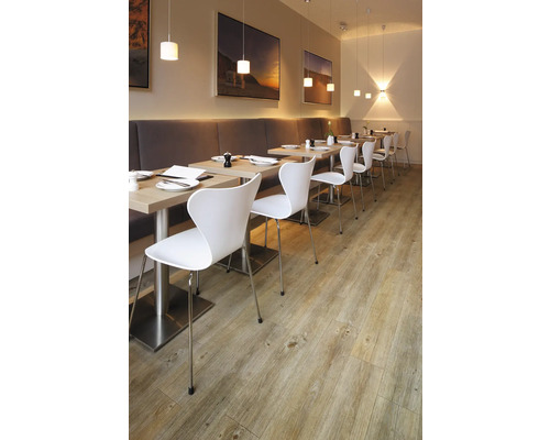 Restaurantinnenraum mit Tischen, Stühlen und Holzboden