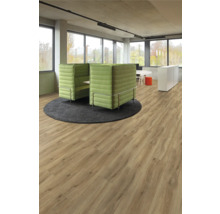 Büroraum mit Holzboden, Sitzecke und Schreibtischen