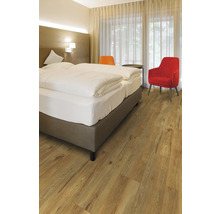 Schlafzimmer mit Doppelbett, Stühlen und Holzboden