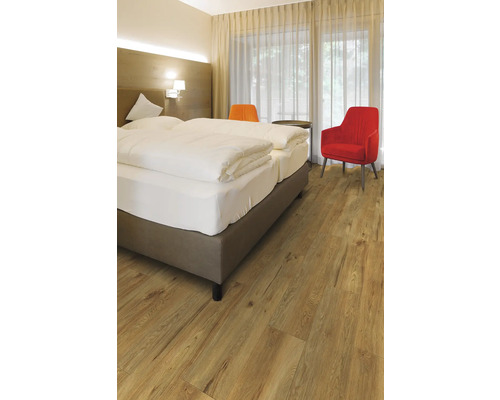 Schlafzimmer mit Doppelbett, Stühlen und Holzboden