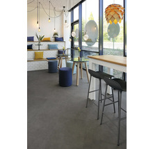 Innenraum mit Sitzgelegenheiten, Tischen, Barhockern und Beleuchtung