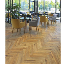 Innenraum mit Holzboden im Fischgrätmuster und Sitzbereich