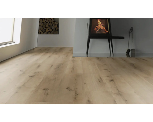 Heller Wohnraum mit Holzboden, Kamin und Holzstapel