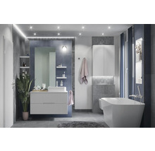 Modernes Badezimmer mit Waschtisch, Spiegel, Badewanne und Beleuchtung