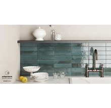 Küchenszene mit bläulichen Wandfliesen und Armatur