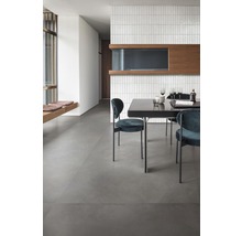 Heller Raum mit Esstisch und Stühlen auf grauem Boden