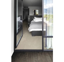 Schlafzimmer mit Bett, Nachttisch und durchgehendem Bodenbelag