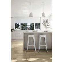 Helle Küche mit Holzboden, Kücheninsel, Barhockern und Fenster