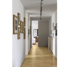 Flur mit hellem Holzboden, Wandbildern und Deckenstrahlern