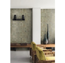 Wohnzimmer mit Wandfliesen, Sitzgelegenheiten und Dekorationselementen