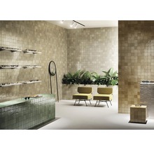 Innenraum mit quadratischen Wandfliesen, Sitzmöbeln und Dekorationsartikeln