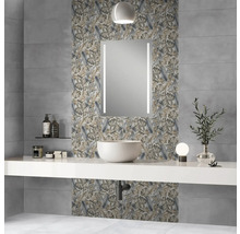 Modernes Badezimmer mit Waschtisch, beleuchtetem Spiegel und Wandfliesen mit Pflanzenmuster