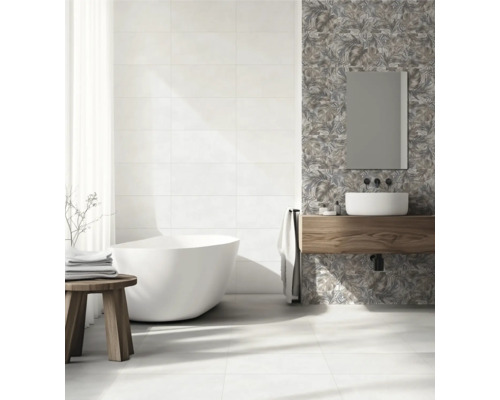 Badezimmer mit weißen Wandfliesen, Badewanne und Waschtisch mit Pflanzenmuster