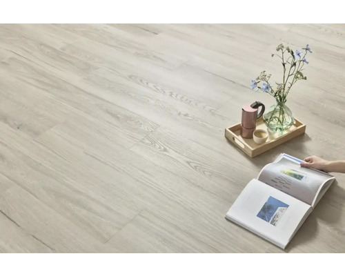 Heller Laminatboden mit Holzmuster in Wohnraum-Szene