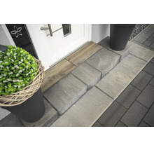 Eingangsbereich mit Pflastersteinen und Treppe