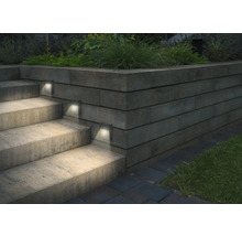 Außentreppe mit integrierter Beleuchtung in einer Gartenanlage