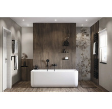 Modernes Badezimmer mit freistehender Badewanne, Holzverkleidung und floralen Akzenten.