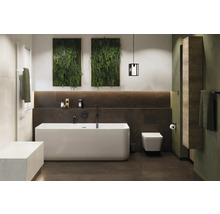 Badezimmer mit Badewanne, Toilette, Waschbecken und Wanddekoration mit Pflanzen