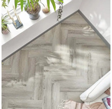 Innenaufnahme mit Fischgrätenmuster Bodenbelag in einem hellen Raum