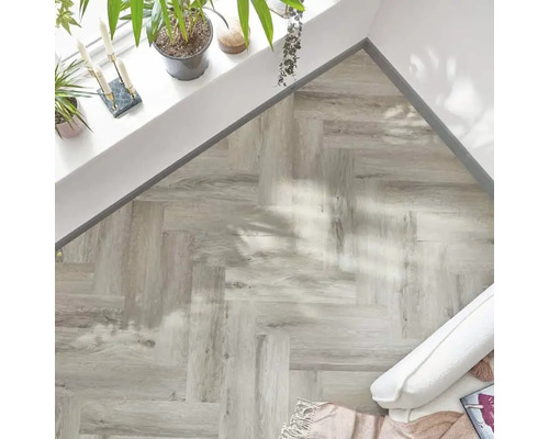 Innenaufnahme mit Fischgrätenmuster Bodenbelag in einem hellen Raum