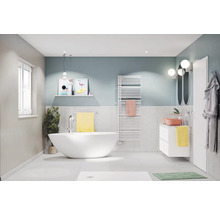 Modernes Badezimmer mit freistehender Badewanne, Handtuchwärmer und Waschtisch