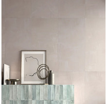 Szene mit Keramikfliesen an Wand und Theke, verziert mit Dekorationsgegenständen und einem gerahmten Bild