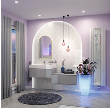 Modernes Badezimmer mit Waschtisch, Spiegel, Handtuchheizkörper, dekorativer Beleuchtung und Zimmerpflanze.