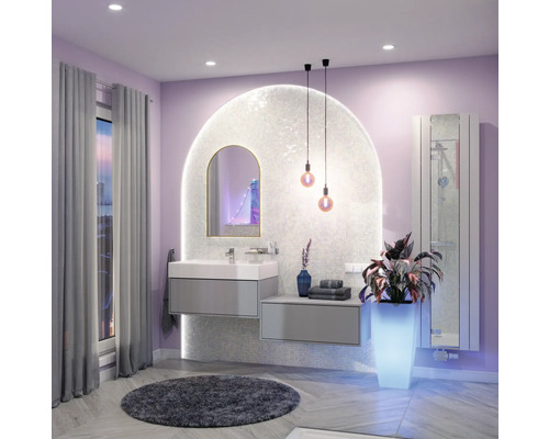 Modernes Badezimmer mit Waschtisch, Spiegel, Handtuchheizkörper, dekorativer Beleuchtung und Zimmerpflanze.
