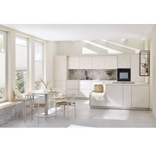 Helle Küche mit Esstisch, Stühlen, Küchenzeile und Fenster mit Rollo