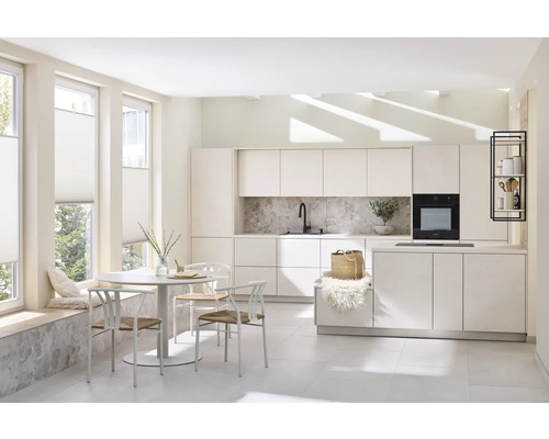 Produktbild 5 (groß) Helle Küche mit Esstisch, Stühlen, Küchenzeile und Fenster mit Rollo