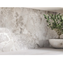 Wandgestaltung mit Fliesen in Marmoroptik und einer Topfpflanze auf der Arbeitsfläche