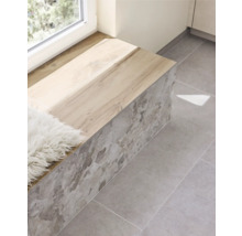 Sitzbank am Fenster mit Holzplatte und Steinverkleidung auf Fliesenboden