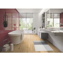 Modernes Badezimmer mit freistehender Badewanne, Waschtisch und Holzboden