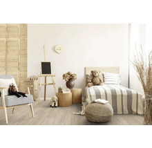 Helles Kinderzimmer mit Bett, Sessel, Staffelei und Holzfußboden