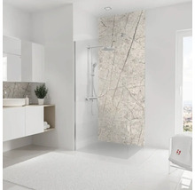 Helles Badezimmer mit Dusche, Waschbecken und Spiegel