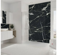 Helles Badezimmer mit schwarzer Duschwand in Marmoroptik, Waschbecken und Dusche