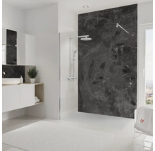 Helles Badezimmer mit Duschkabine, Waschbecken und schwarzer Marmorwand