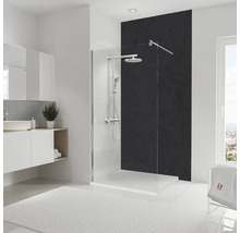 Modernes Badezimmer mit Duschabtrennung, Waschbecken und Handtüchern