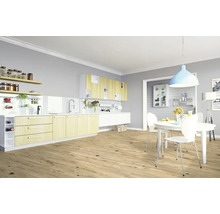 Helle Küche mit Esstisch und Stühlen