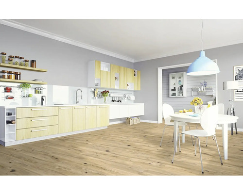 Helle Küche mit Esstisch und Stühlen