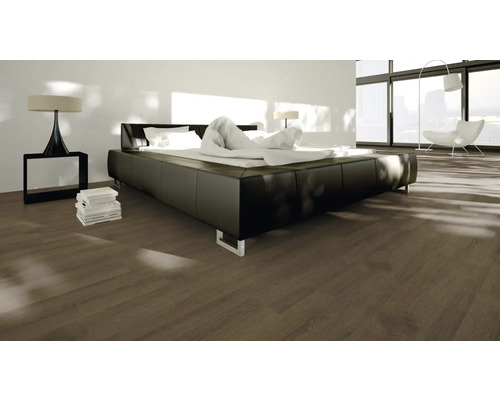 Produktbild 3 (groß) Schlafzimmer mit Doppelbett, Nachttisch und Holzboden