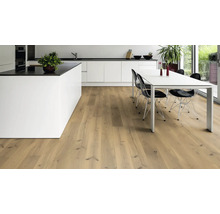 Heller Holzboden in einer modernen Küche mit Kochinsel und Esstisch