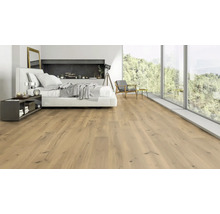 Heller Holzboden in einem modern eingerichteten Schlafzimmer mit Bett und großem Fenster