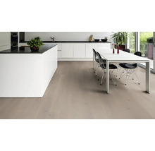 Heller Holzboden in einem modernen Küchen- und Essbereich.