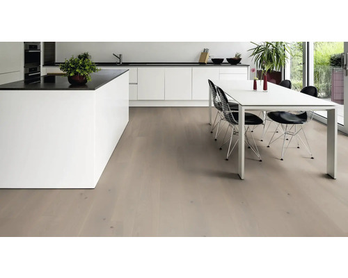 Heller Holzboden in einem modernen Küchen- und Essbereich.